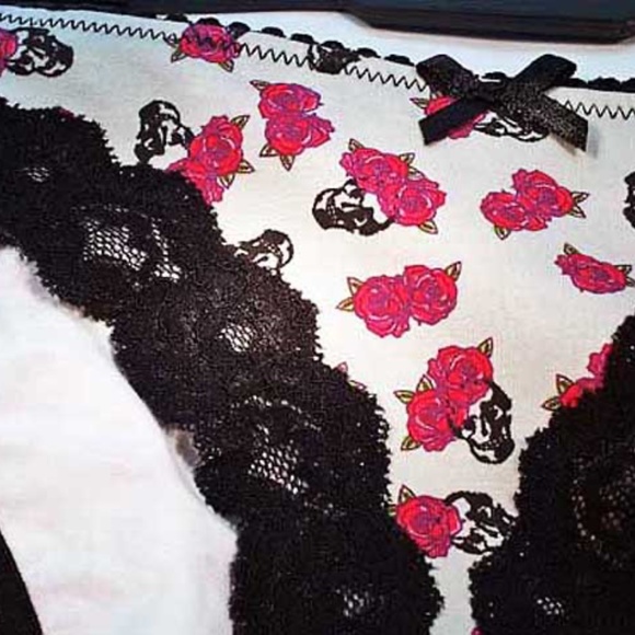 PANTIES, LADIES X-LARGE, RED ROSES, BLACK LACE & BOWS, WHITE BACKGROUND, BIKINI, - Picture 2 of 3